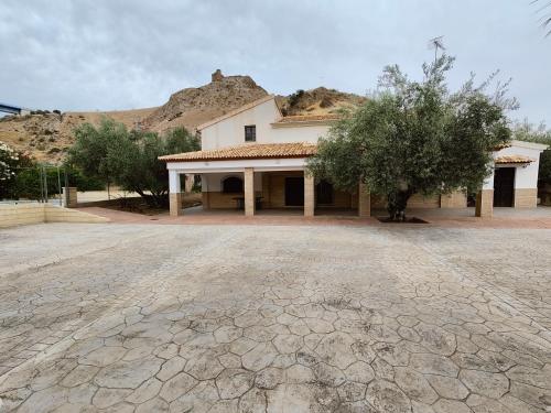 un parking vide devant un immeuble dans l'établissement Casa rural Huertas del Castillo, à Benamejí