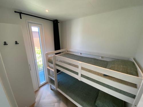 Postel nebo postele na pokoji v ubytování NIEUW Luxe 4p Eco Lodge naast het bos op de Veluwe