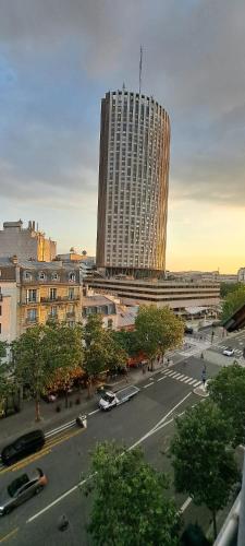 une vue d'une ville avec un grand bâtiment dans l'établissement Studio Arc de Triomphe Champs Elysées, à Paris