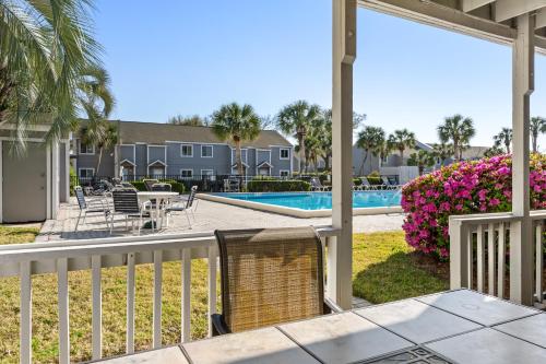 vistas a la piscina desde el balcón de una villa en Southbay by the Gulf 010 by Newman-Dailey, en Destin