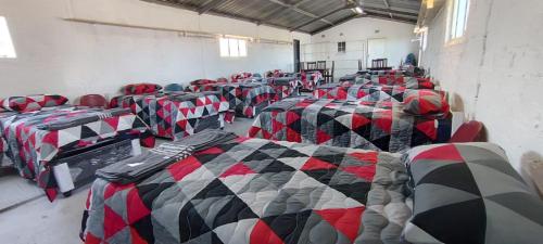 弗里尼欣Contractor Stay Vereeniging Guesthouse的一间房间,里面摆放着一束床