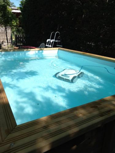 - une piscine avec une piscine dans l'établissement Maison au calme du village de Chamaret, à Chamaret