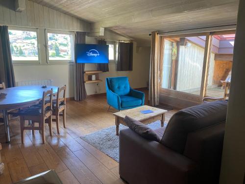 Appartement 71m2 près de Megève, 2 chambres, terrasse en toiture, parking couvert, tennis en été