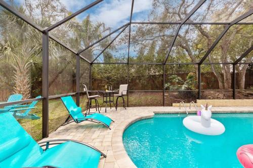 Der Swimmingpool an oder in der Nähe von Heated Pool House 14 PPL Stunning Pool Table