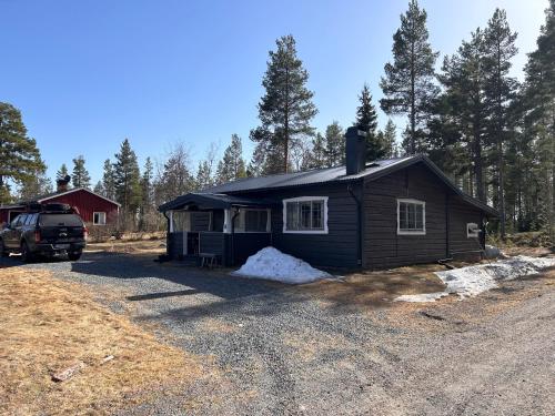 a small cabin in the middle of a road at Gemütliches Blockhaus in Nornäs