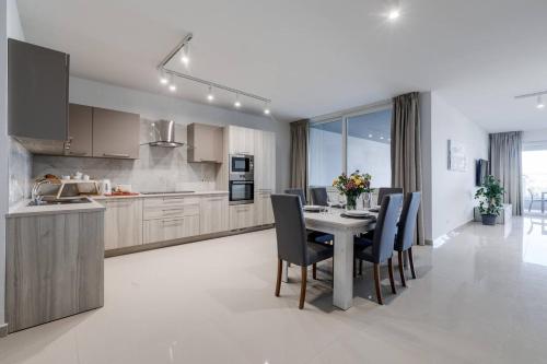 Nhà bếp/bếp nhỏ tại Beachfront 9ten11 Maisonette W Terrace By Homely