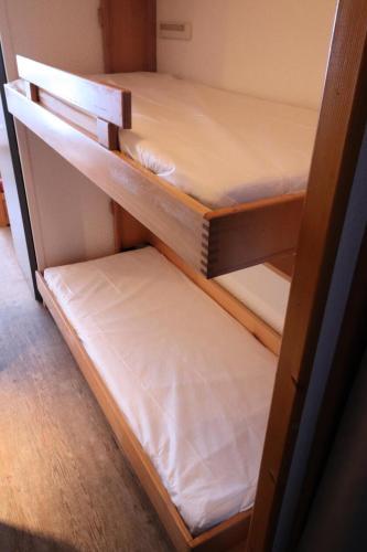 2 lits superposés vides dans une chambre dans l'établissement Résidence Home Club - Studio confortable · Proche pistes et commerces MAE-0764, à Tignes