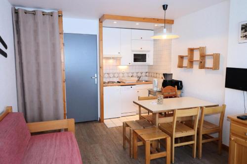 une cuisine et une salle à manger avec une table et des chaises dans l'établissement Résidence Home Club - Studio confortable · Proche pistes et commerces MAE-0764, à Tignes