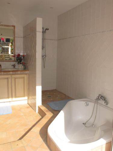 une salle de bain avec une baignoire, une douche et un lavabo dans l'établissement La Mandarine, à Colomars