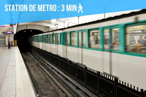 une rame de métro traverse un tunnel dans l'établissement La Bibliothèque - Les Demeures d'Adrien, à Lille