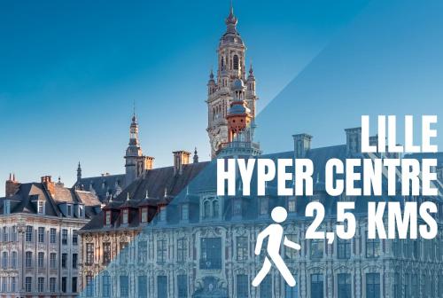 un panneau devant un grand bâtiment dans l'établissement La Bibliothèque - Les Demeures d'Adrien, à Lille