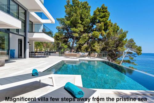 Kolam renang di atau dekat dengan Designer villa few steps from azure blue sea