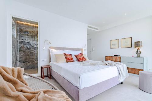 Katil atau katil-katil dalam bilik di Designer villa few steps from azure blue sea