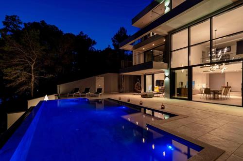 Kolam renang di atau dekat dengan Designer villa few steps from azure blue sea