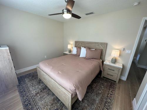 een slaapkamer met een bed en een plafondventilator bij Completely Updated Villa Private Pool Beautiful in Haines City