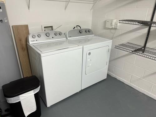 een witte wasmachine en droger in de badkamer bij Completely Updated Villa Private Pool Beautiful in Haines City