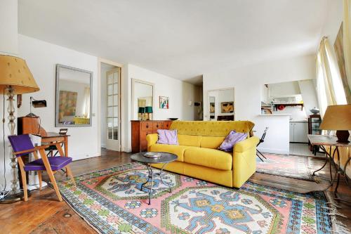 un salon avec un canapé jaune et une table dans l'établissement MONGE - PANTHEON Charming apartment, à Paris