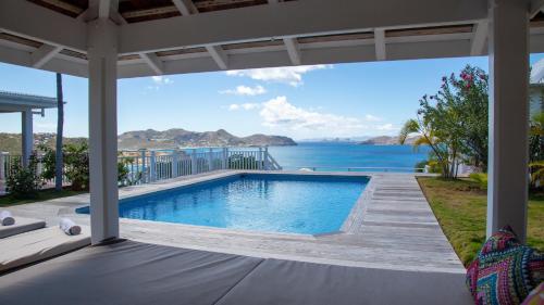 Villa with Beautiful Tropical Garden