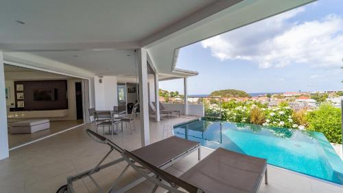 Refined Villa Few Minutes From the Beach