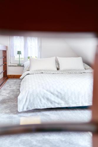 Ένα ή περισσότερα κρεβάτια σε δωμάτιο στο Apartamenty Sowi Most