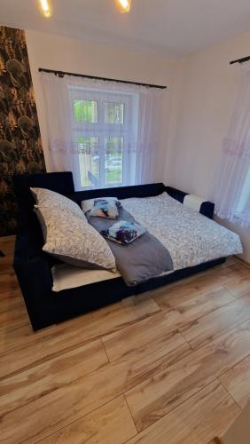 Ένα ή περισσότερα κρεβάτια σε δωμάτιο στο Apartamenty Sowi Most