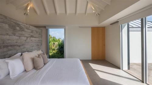 Exceptional 4BR Villa Overlooking the Oceanにあるベッド