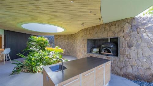 Exceptional 4BR Villa Overlooking the Oceanにあるテレビまたはエンターテインメントセンター