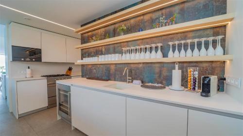 Exceptional 4BR Villa Overlooking the Oceanにあるキッチンまたは簡易キッチン