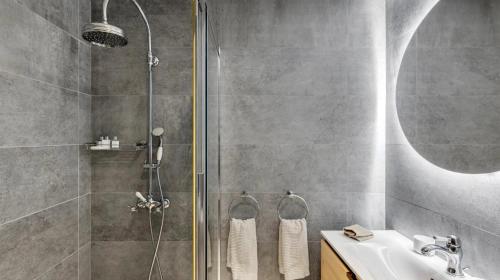 Ένα μπάνιο στο Outstanding Villa Offering the Best Amenities