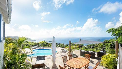 Traditional Style Villa with Modern Decors