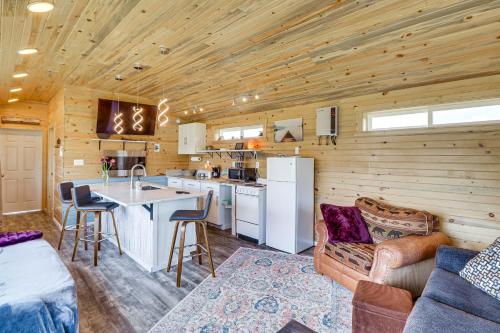 Una cocina o zona de cocina en Skydance Cabin in Polson, 5 Mi to Flathead Lake!