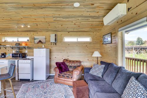 Una cocina o zona de cocina en Skydance Cabin in Polson, 5 Mi to Flathead Lake!