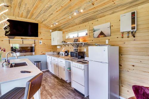 Una cocina o zona de cocina en Skydance Cabin in Polson, 5 Mi to Flathead Lake!