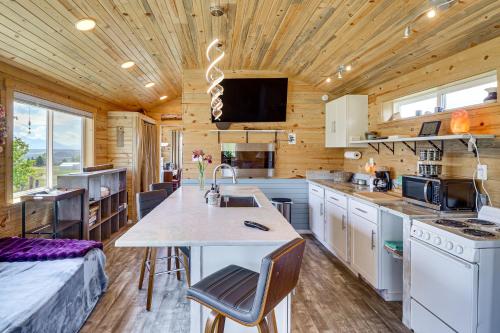 Una cocina o zona de cocina en Skydance Cabin in Polson, 5 Mi to Flathead Lake!
