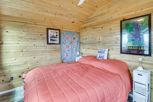 Cama o camas de una habitación en Skydance Cabin in Polson, 5 Mi to Flathead Lake!