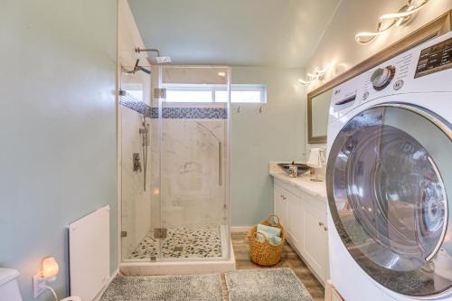 Un baño de Skydance Cabin in Polson, 5 Mi to Flathead Lake!