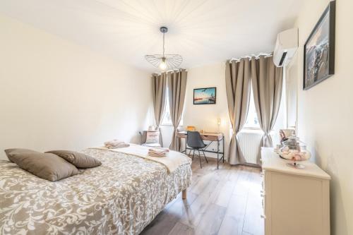 une chambre avec un lit, un bureau et une table dans l'établissement Très beau Duplex 125 m2 hypercentre Lyon 2ème, à Lyon