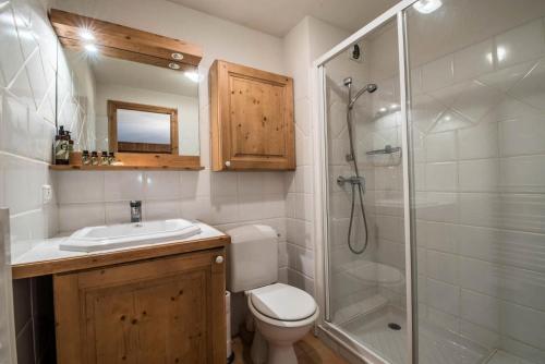 La salle de bains est pourvue d'un lavabo et d'une douche. dans l'établissement Résidence Jardins D'hiver Du Morel A - Magnifique appartement ski aux pieds 6personnes MAE-4064, à Les Allues