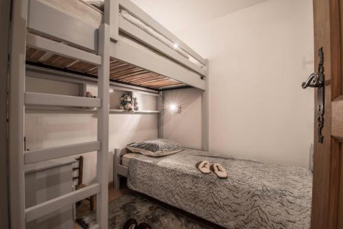- une chambre avec des lits superposés et 2 paires de chaussures dans l'établissement Résidence Jardins D'hiver Du Morel A - Magnifique appartement ski aux pieds 6personnes MAE-4064, à Les Allues