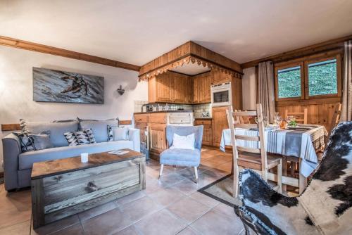 un salon avec un canapé et une table et une cuisine dans l'établissement Résidence Jardins D'hiver Du Morel A - Magnifique appartement ski aux pieds 6personnes MAE-4064, à Les Allues