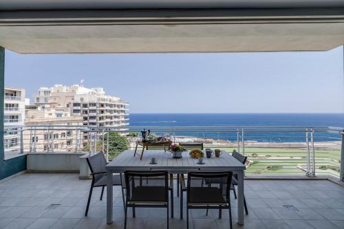 602 Sliema 3Bed seafront with Pool by Homely