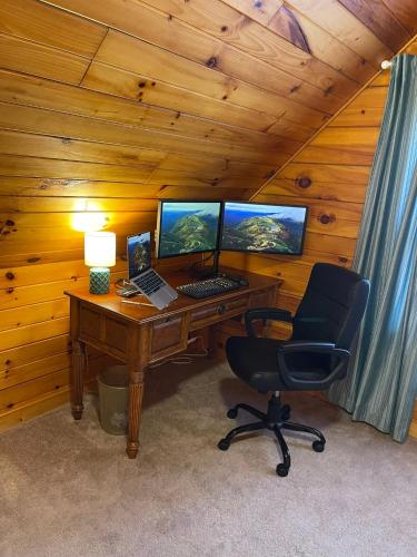 TV a/nebo společenská místnost v ubytování Cozy Cabin in Red River Gorge