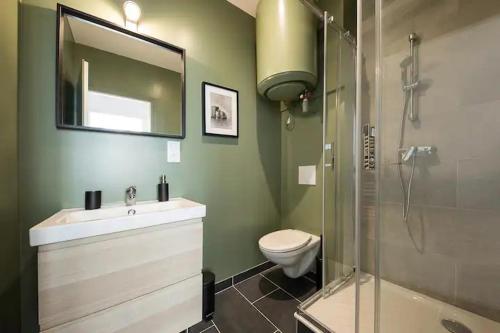 une salle de bain avec un lavabo, des toilettes et une douche dans l'établissement Charmant T1 Plein coeur de croix rousse, à Lyon