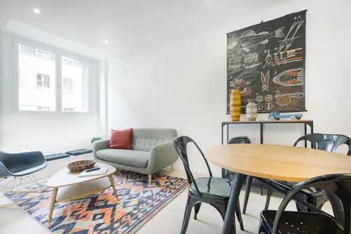 un salon avec un canapé, une table et des chaises dans l'établissement Charmant T1 Plein coeur de croix rousse, à Lyon
