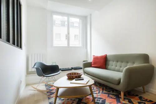un salon avec un canapé et une table dans l'établissement Charmant T1 Plein coeur de croix rousse, à Lyon