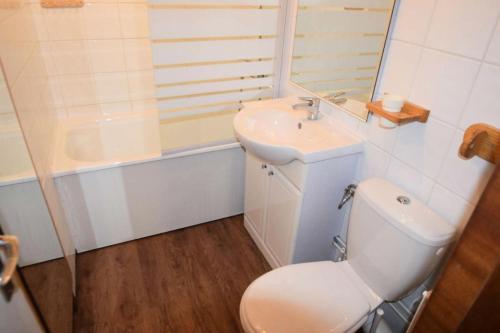 une salle de bain avec toilettes et lavabo dans l'établissement Résidence Le Kilimandjaro - Grand Studio 3/4 pers - LE KILIMANDJARO - PLAGNE CENTRE MAE-1584, à Aime La Plagne