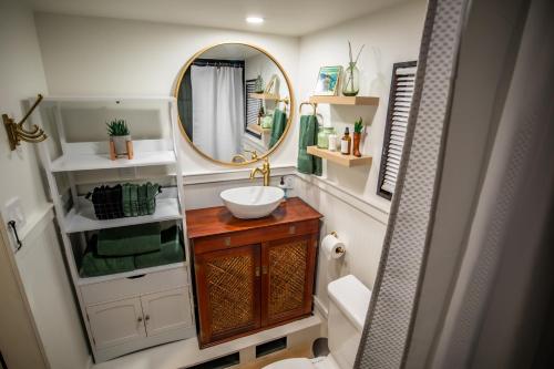 um banheiro com uma pia e um espelho em Unique Tiny Home Minutes from Downtown em Ellensburg