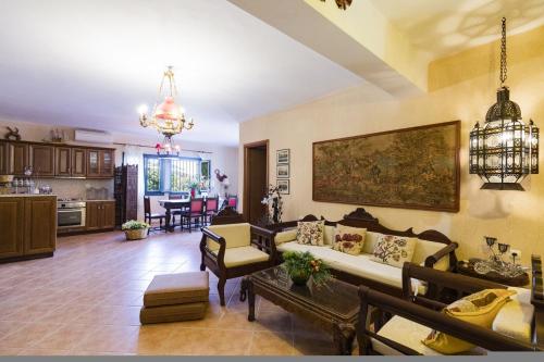 Ruang duduk di Ananda Spa Villa in Nies