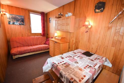une chambre avec un lit et un canapé dans l'établissement Résidence Le Sapporo - Studio divisible 4/5 pers. LE SAPPORO - PLAGNE VILLAGES MAE-1664, à Aime La Plagne