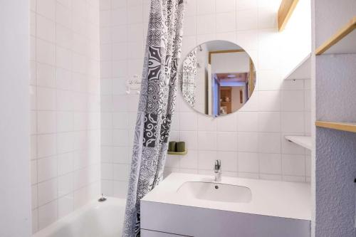 une salle de bain blanche avec un lavabo et un miroir dans l'établissement Résidence Le Sapporo - Studio divisible 4/5 pers. LE SAPPORO - PLAGNE VILLAGES MAE-1664, à Aime La Plagne